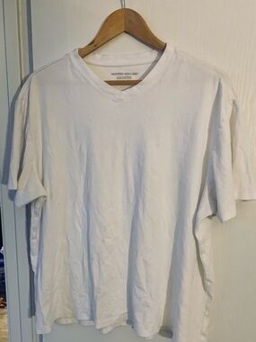 Classic White V-Neck Short Sleeve Tee
